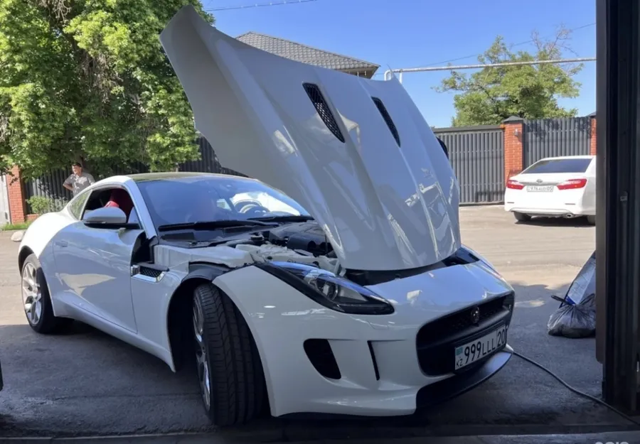 Белый спортивный автомобиль с открытым капотом