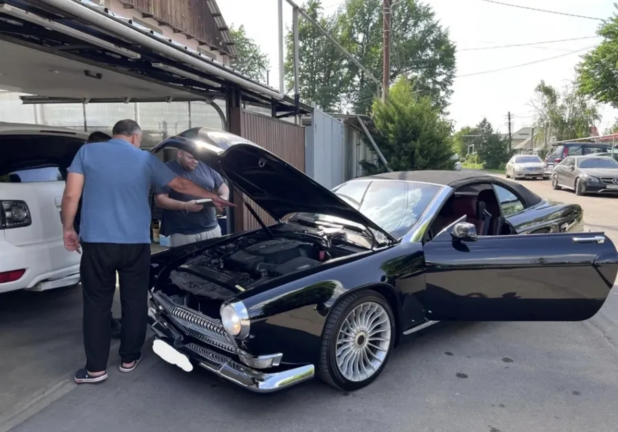 Чёрный автомобиль на обслуживании в Avto GaragePro